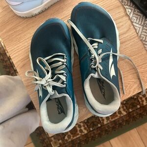 Altra Teal and blue Superior 5 running shoes size 6 W